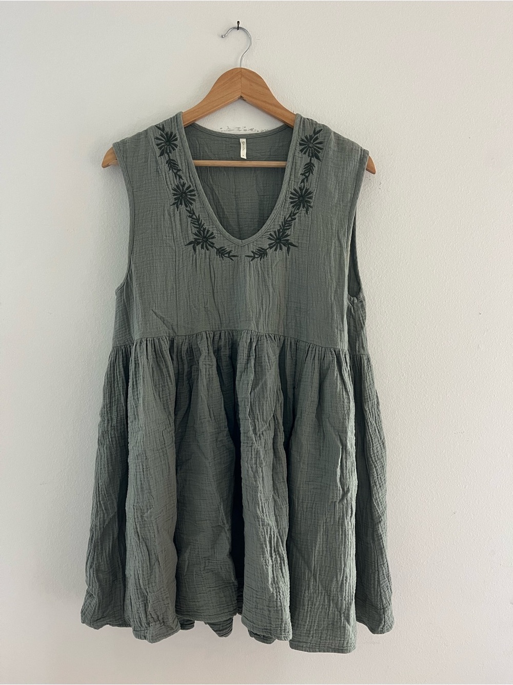 Rylee & Cru Women’s Sleeveless Embroidered V-Neck Smocked Waist Dress — small